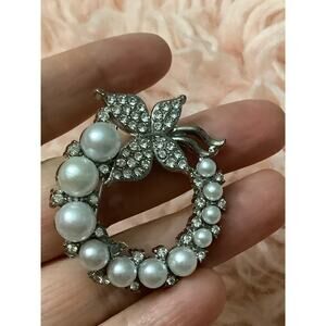 🦋🦋🦋🦋New betseyville by betsey brooch 🦋🦋🦋